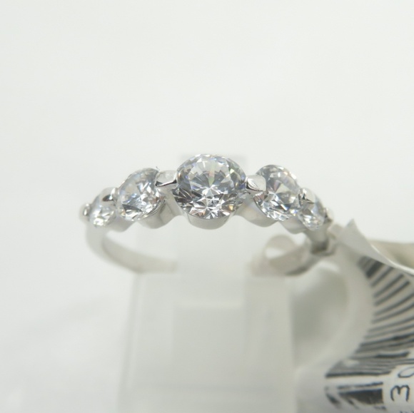 925 Silver Classic Graduated Rounds Ring - Picture 2 of 7